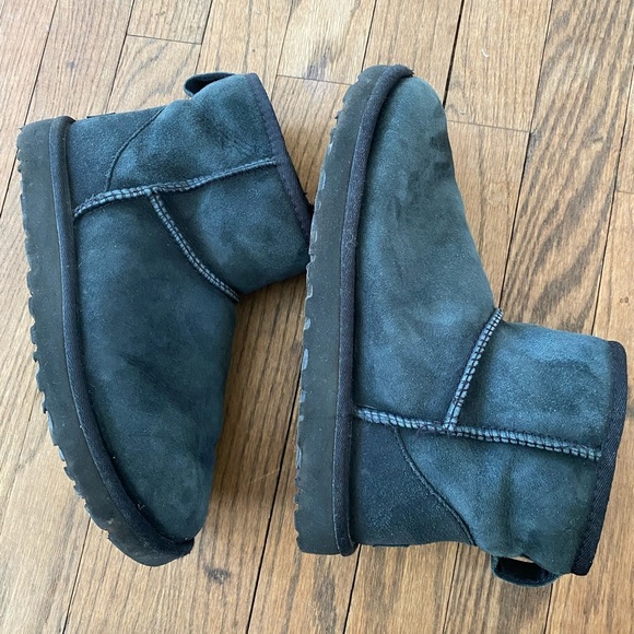 UGG Classic Mini II black size 8 (fits size 9) excellent condition - Picture 4 of 7